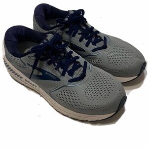 10 / Brooks Beast '20 sneakers